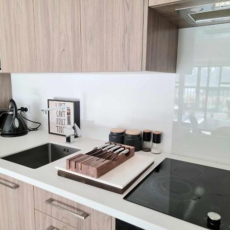 Modern 1 Bedroom Apartment Across From Hagley Park كريستتشيرش المظهر الخارجي الصورة